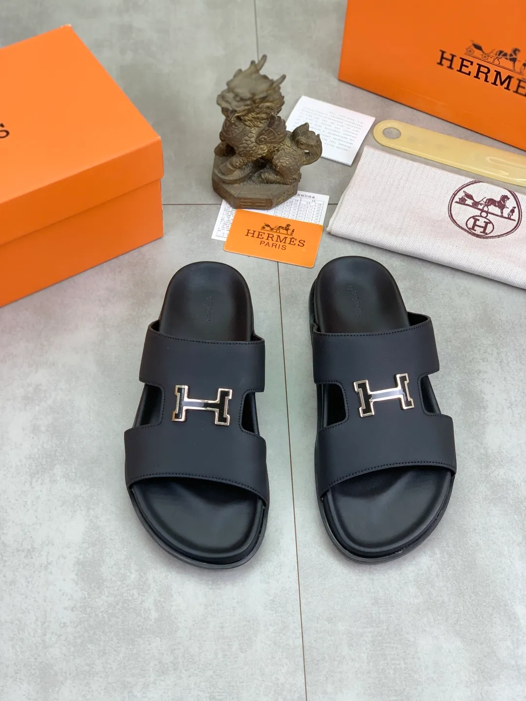 Men's shoes 💰P440 New [HERMES] high-end quality new Hermès slippers, made of imported calfskin, wear-resistant and non-slip rubber outsole. Fashionable and elegant code number: 39-44 (38 45 46 customized)